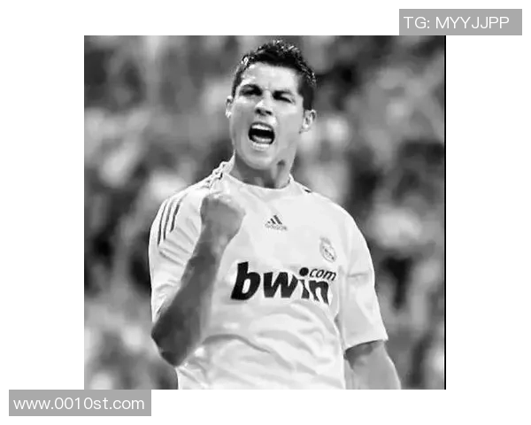 女明星与足球明星亲密合照展现璀璨星光交汇的魅力瞬间