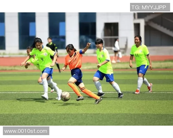 足球明星童年回忆小孩子们在绿茵场上追逐梦想的快乐时光